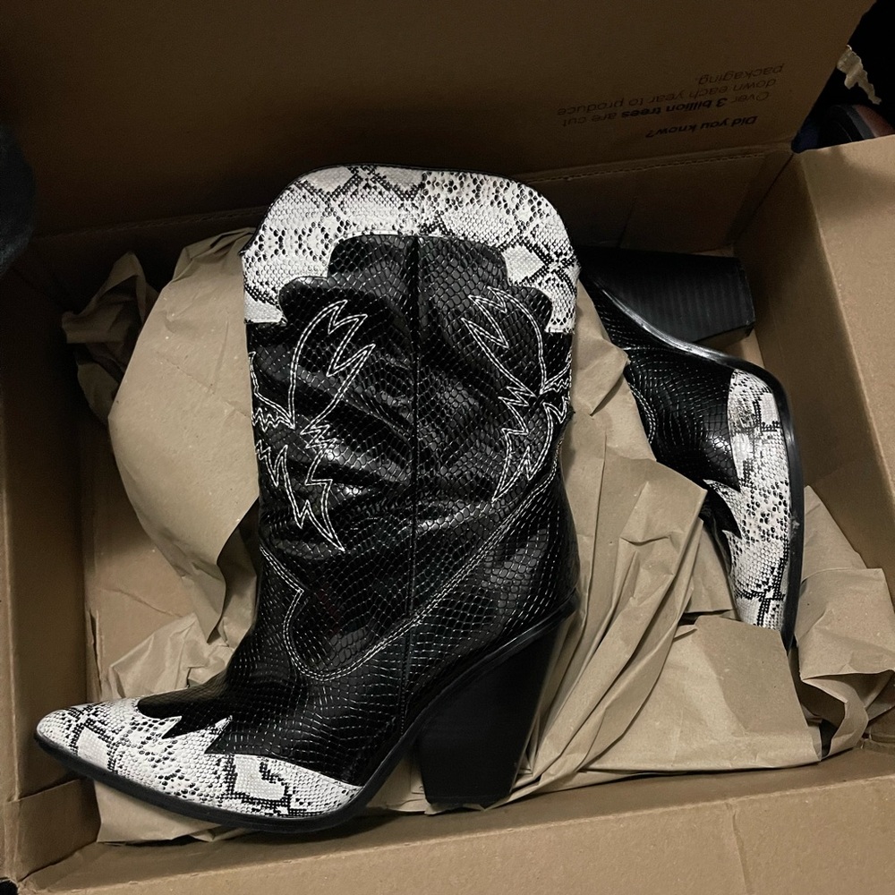 Ladies Cowboy Boots 🖤🤍